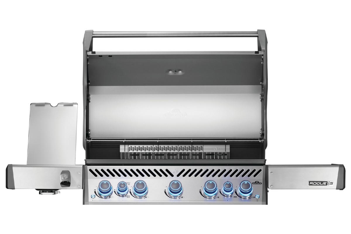 Stalowy płaszcz w pokrywie grilla gazowego Napoleon Rogue Pro 625 RPS525RSIBPSS